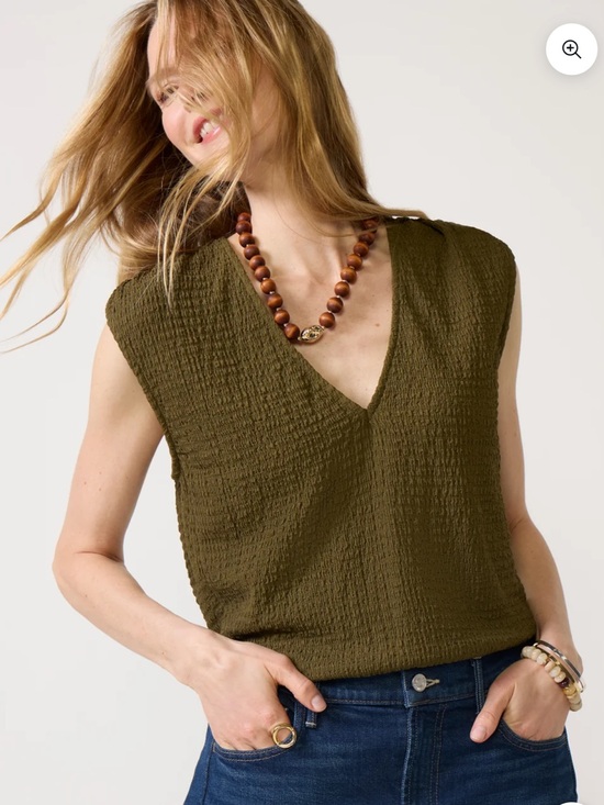 Evereve Tops - NWT Evereve Savanna Pucker V-Neck Tie Back Textured Top in Olive (Size XS)